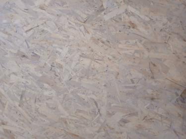 На ровное основание аккуратно уложено покрытие, обеспечивающее гладкость и долговечность. Швы тщательно заделаны, поверхность без изъянов, готова к использованию.