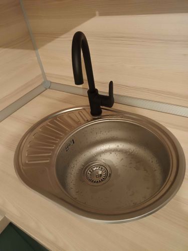 Установлена кухонная мойка: выполнен точный вырез в столешнице, обеспечено плотное прилегание, подключен смеситель. Завершена герметизация швов для предотвращения протечек.