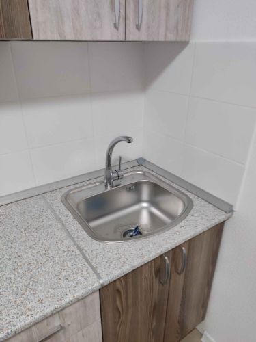 Удалены шкафы, сняты дверцы, демонтирована столешница, извлечена мойка, отключены коммуникации, убраны крепежи, освобождены поверхности, очищено пространство.