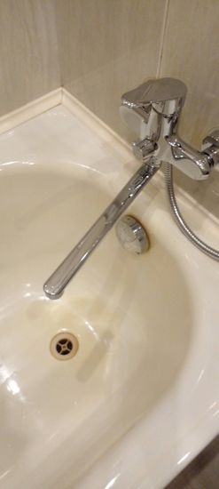 Установлен новый кран в ванной комнате, подключены трубы, проверена герметичность соединений, заменены уплотнители, произведена регулировка напора воды, выполнена очистка рабочей зоны.