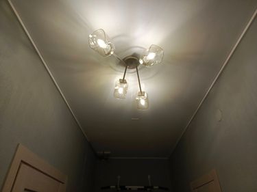 Закреплена люстра на потолке, подключена к электросети, проверена работа освещения, установлены декоративные элементы, обеспечена безопасность конструкции.