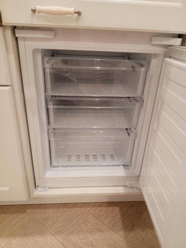 Установка и подключение встраиваемого холодильника