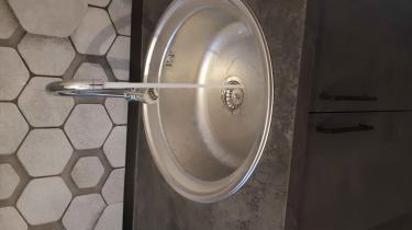 Удаление сантехнического устройства завершено. Отключены коммуникации, сняты крепления, произведена очистка поверхности. Подготовлено место для дальнейших работ.