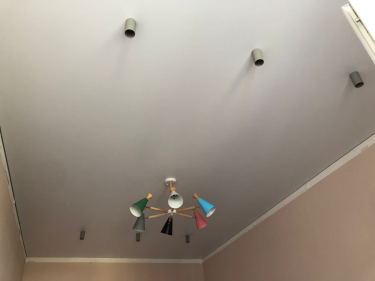 Установлены светильники, обновлено полотно, устранены дефекты, закреплены профили, выровнены края, улучшена изоляция, добавлены декоративные элементы, проверена натяжка.