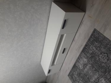 Собрана мебель: установлены дверцы, закреплены ручки, выдвижные ящики на месте, конструкция устойчива, все элементы подогнаны, поверхность ровная, без дефектов, готова к использованию.