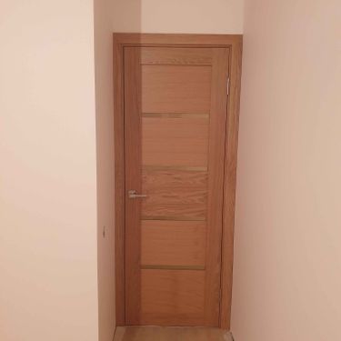 Выполнена установка замка в деревянную дверь: вырезано отверстие, закреплён механизм, установлена ручка, проверена работоспособность. Все элементы аккуратно подогнаны, обеспечена плавность закрывания.