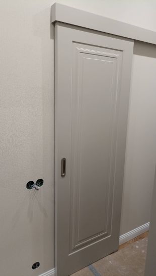 Установка межкомнатной одностворчатой раздвижной навесной двери без отделки проема