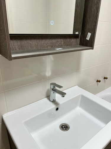 Установлена раковина, подключен смеситель, закреплены трубы, проверена герметичность соединений, выполнена подводка воды, проведена проверка на утечки, обеспечена надежная фиксация.