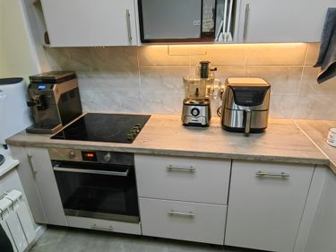 Установка и подключение врезной мойки Установка столешницы ДСП Установка и подключение электрической варочной поверхности