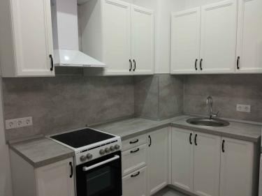 Электроплита подключена к сети, проверена работоспособность, установлена в нишу кухни, выровнена по уровню, подключение выполнено с соблюдением всех норм безопасности.