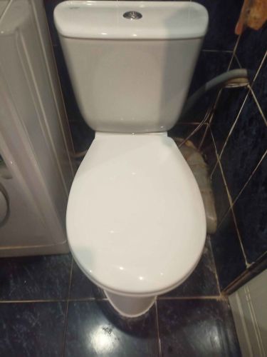 Установлено новое сантехническое оборудование, подключены коммуникации, герметично зафиксировано на полу, проверена работоспособность сливного механизма, обеспечена надежность соединений.