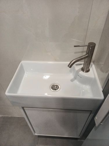 Установка раковины с тумбой