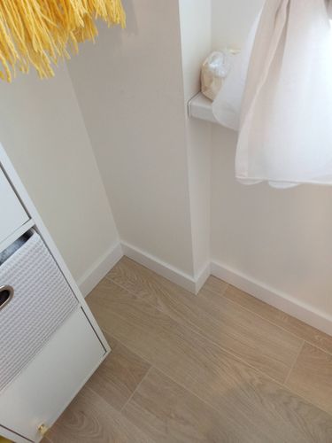 Монтаж полиуретанового/дюрополимерного/полистиролового плинтуса