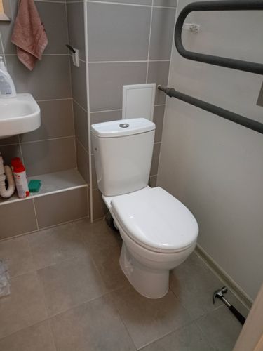 Установлен новый сантехнический прибор, подключены коммуникации, проверена герметичность соединений, произведена фиксация к полу, проведено тестирование работоспособности.