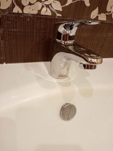 Из ванной комнаты убрана душевая конструкция. Все элементы аккуратно отсоединены и удалены. Поверхности очищены от остатков герметика и загрязнений. Участок подготовлен для дальнейших работ.