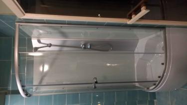 Установлена новая душевая конструкция, подключены коммуникации, произведена герметизация швов, заменена плитка, смонтированы двери, проверена работа системы, обновлены элементы интерьера.