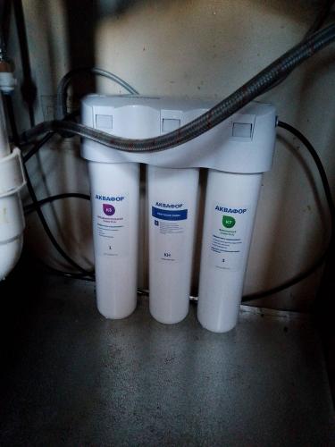 Установлены новые картриджи, заменены старые элементы системы водоочистки. Проверена герметичность соединений, проведена проверка работоспособности устройства. Все работы завершены успешно.