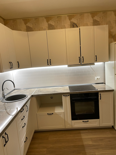 Обновлены дверцы шкафов, установлены новые панели, подогнаны размеры для точного соответствия. Обеспечено аккуратное прилегание, улучшена функциональность и внешний вид кухни.