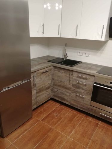 Выполнена точная подгонка и установка кухонных фасадов, обеспечивающая гармоничное сочетание с интерьером. Обновленные элементы добавили современный вид и функциональность.