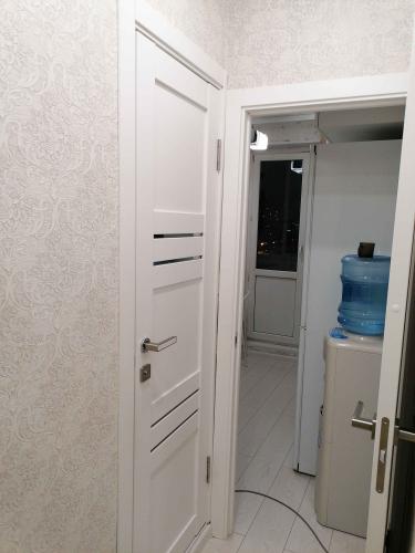 Установлены декоративные элементы вокруг двери, аккуратно закреплены, обеспечивая эстетичный вид и завершенность интерьера. Все работы выполнены с точностью и вниманием к деталям.