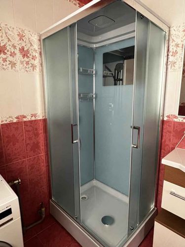 Установлена современная кабина с гидромассажем: подключены водопровод и слив, смонтированы панели, закреплены двери, проверена герметичность, настроены функции.