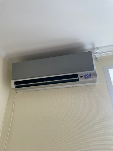 Проведена чистка фильтров, проверка уровня хладагента, осмотр дренажной системы, устранение загрязнений, тестирование работы устройства, настройка параметров.