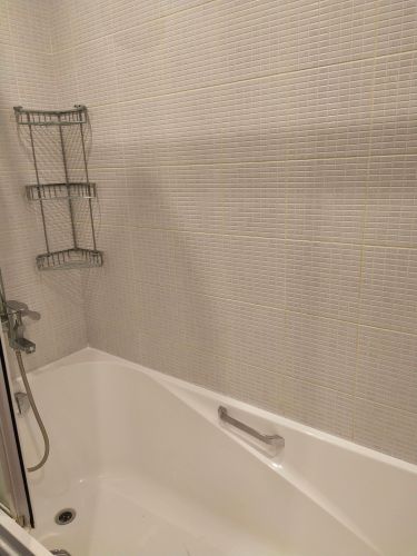 Обновлены швы вокруг ванны, использован свежий герметик для предотвращения протечек, обеспечена надежная защита от влаги, улучшен внешний вид соединений.