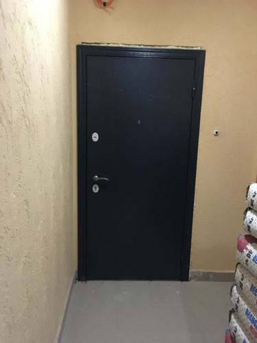 Установлена металлическая дверь, обеспечивающая защиту от огня. Проведены работы по закреплению конструкции в проеме, проверена функциональность замков и петель, герметизация швов завершена.