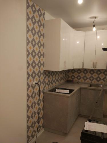 Готовые кухонные фасады аккуратно распилены и установлены, обеспечивая идеальное прилегание к шкафам. Завершена работа по созданию стильного и функционального кухонного пространства.