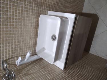 Установлен новый кран, подключены трубы, проверена герметичность соединений, обеспечена стабильная подача воды, обновлён внешний вид зоны умывальника.