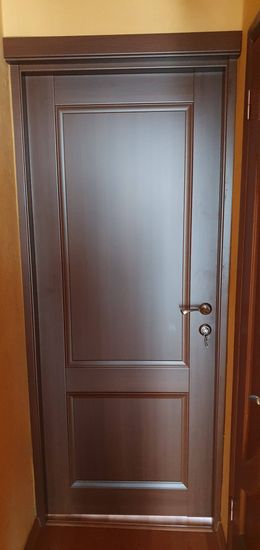 Установлена новая створка, закреплены петли, врезан замок, прикреплена ручка, отрегулированы зазоры, смонтирован наличник, проверена плавность хода, завершена отделка проема.