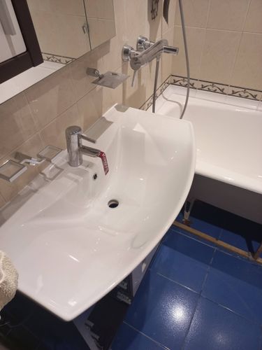 Установлен новый кран, заменен старый элемент, проверена герметичность соединений, восстановлена подача воды, проведено тестирование работоспособности, очищено рабочее место.