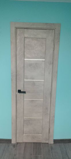 Установлена новая створка, закреплены петли, врезана ручка, отрегулирована фурнитура, проверена плавность открывания, завершена отделка откосов, обеспечена герметичность и звукоизоляция.