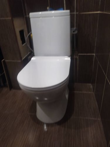 Установлено сантехническое оборудование на кафельный пол, подключены коммуникации, проверена герметичность соединений, закреплена конструкция, выполнена регулировка сливного механизма.