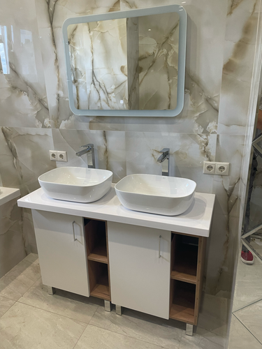 Изображение демонстрирует завершенный демонтаж сантехники. Удалены крепления, отсоединены трубы, освобождена поверхность. Все элементы аккуратно убраны, оставив чистое пространство.