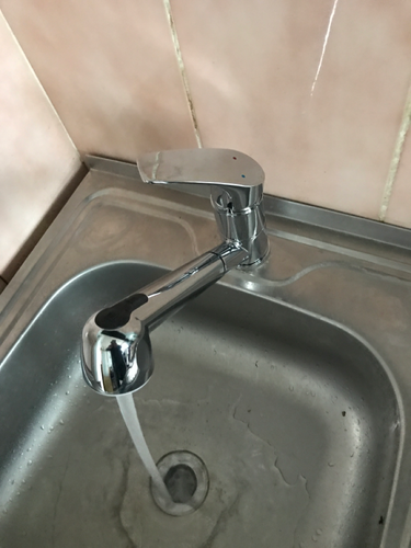 Изображена завершенная работа: удаление сантехники, отсоединение труб, демонтаж креплений. Поверхность очищена, подготовлена для дальнейших действий.