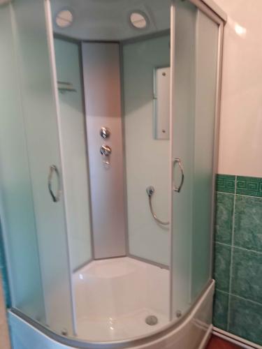 Установка душевой кабины без гидромассажа Замена водозапорного крана