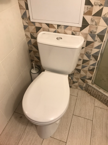 Установлен новый сантехнический прибор на плиточный пол, подключен к водопроводу, проверена герметичность соединений, выполнена регулировка сливного механизма, обеспечена устойчивость конструкции.