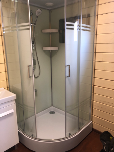 Завершена установка зеркала в ванной комнате. Закреплено надежно, ровно, с учетом всех стандартов безопасности. Работа выполнена аккуратно, без повреждений стен и других поверхностей.