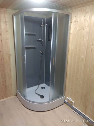 Установлена современная душевая конструкция с гидромассажем: подключены водопроводные коммуникации, закреплены стеклянные панели, смонтированы полки, проверена герметичность соединений.