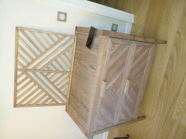 Собрано изделие с двумя вместительными ящиками, установлены ручки, закреплены ножки, выровнена конструкция, проверена устойчивость, завершена сборка декоративной панели.