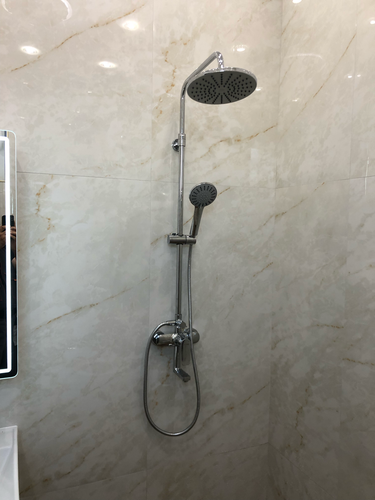 Изображение демонстрирует завершённый монтаж водяного полотенцесушителя: подключение к системе, закрепление на стене, проверка герметичности соединений, функциональность устройства.