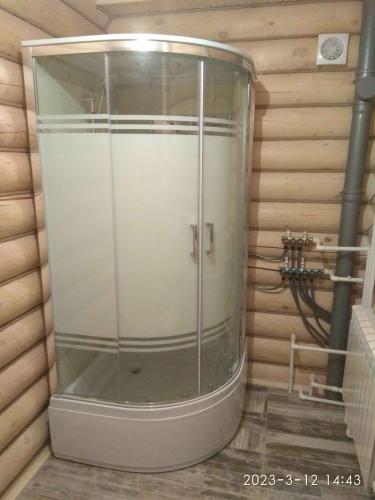 Установлена современная душевая конструкция с функцией гидромассажа. Подключены все коммуникации, обеспечена герметичность, проверена работоспособность системы, завершена отделка.