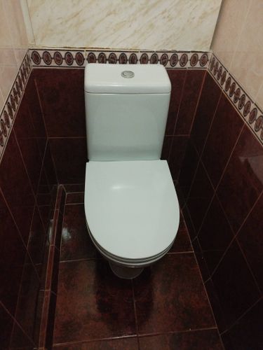 Установлено новое сантехническое оборудование, подключено к водопроводу, проверена герметичность соединений, выполнена фиксация к полу, проведена проверка функциональности.