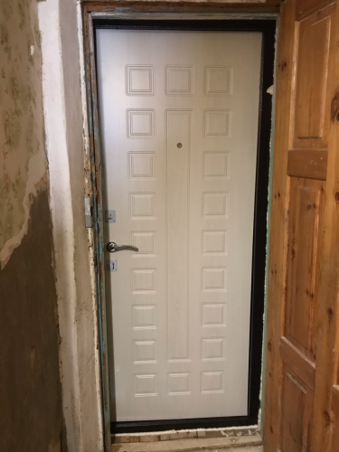 Произведено увеличение проема, установлена новая дверь, выполнена отделка откосов, укреплены стены, добавлены уплотнители, обеспечена изоляция, обновлен порог, улучшена функциональность.