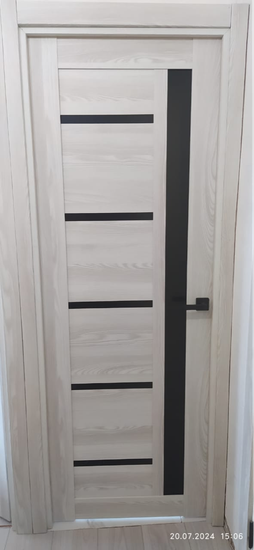 Установлена складная дверь: закреплены направляющие, смонтированы панели, проверена плавность движения, отрегулированы механизмы. Завершена установка ручек, обеспечена надежная фиксация.