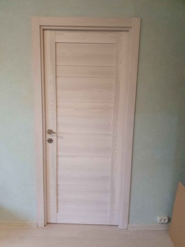 Установлен замок в дверь: выполнено сверление, вырезано отверстие, закреплены ручка и механизм. Работа завершена аккуратно, конструкция функционирует исправно.