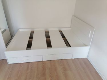 Собрана конструкция с каркасом, прикреплено изголовье, установлены ламели, закреплены ящики, проверена устойчивость, выровнены детали, завершена сборка.