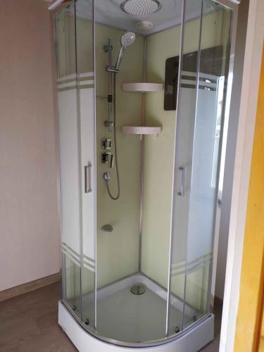 Выполнена установка новой душевой кабины на месте прежней ванны. Проведены работы по монтажу поддона, подключению сантехники, герметизации швов, установке дверей и полок.