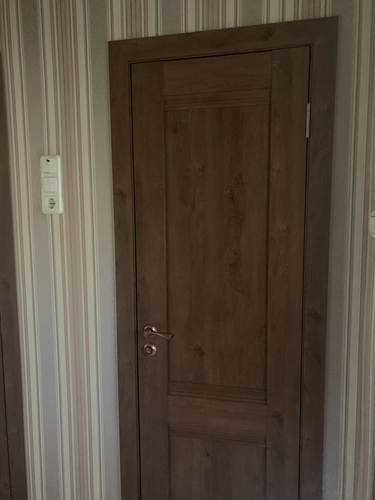 Установлены две створки, закреплены петли, врезан замок, отрегулированы зазоры, проверена плавность хода, выполнена отделка проема, установлены наличники.